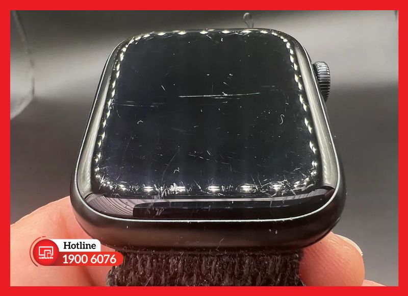 Apple Watch bị hư màn hình do va đập và nước vào bên trong