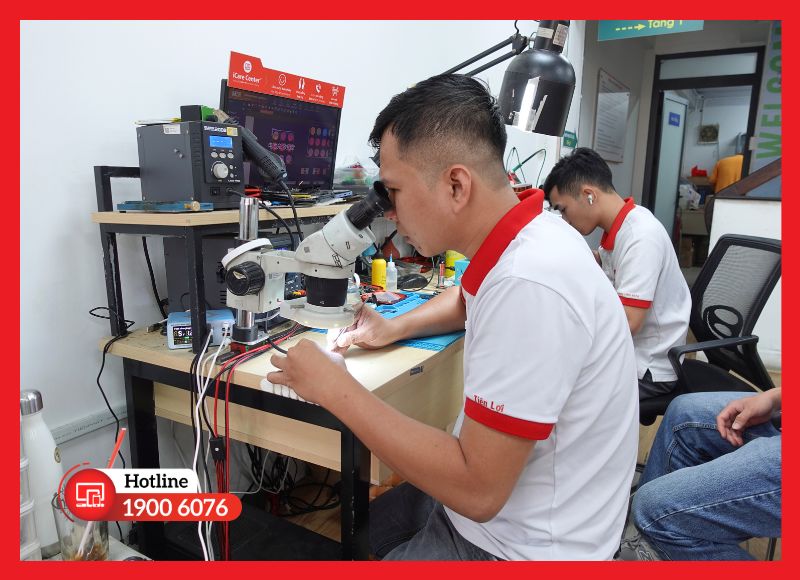 Kỹ thuật viên thay màn hình Apple Watch bằng dụng cụ chuyên dụng