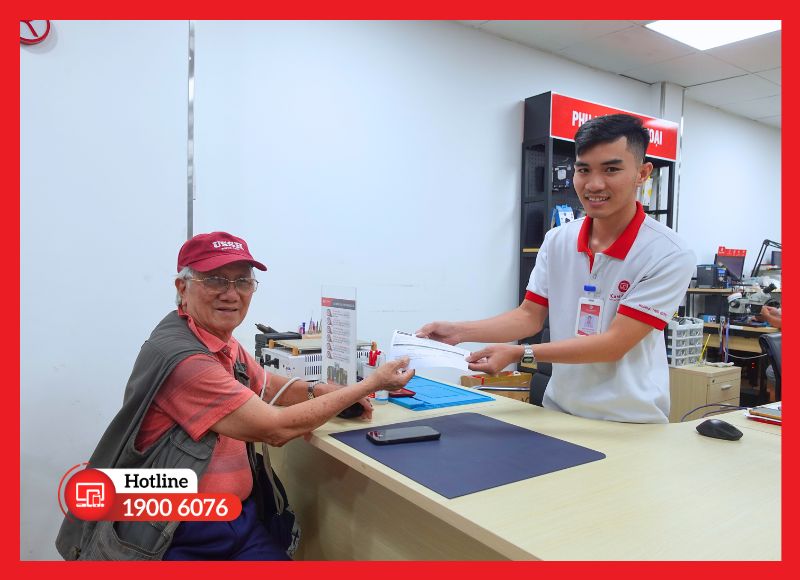 Kỹ thuật viên iCare Center bàn giao Apple Watch sau khi thay pin cho khách hàng