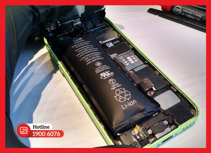 iPhone bị phù pin do sạc không đúng cách trong một thời gian dài