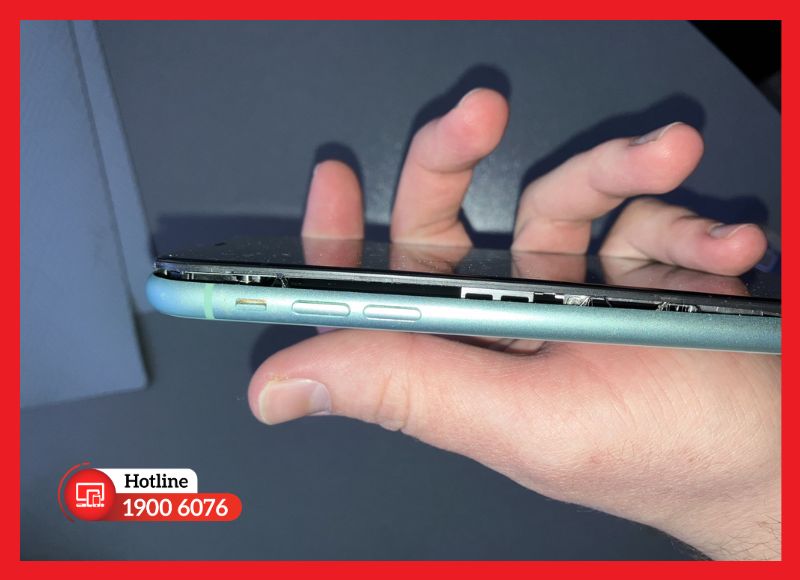 Màn hình bị cong vênh là dấu hiệu pin iPhone bị phồng