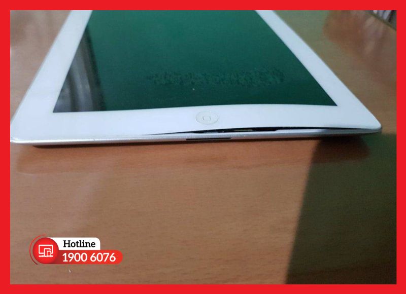 Kiểm tra độ cong của iPad trên mặt phẳng