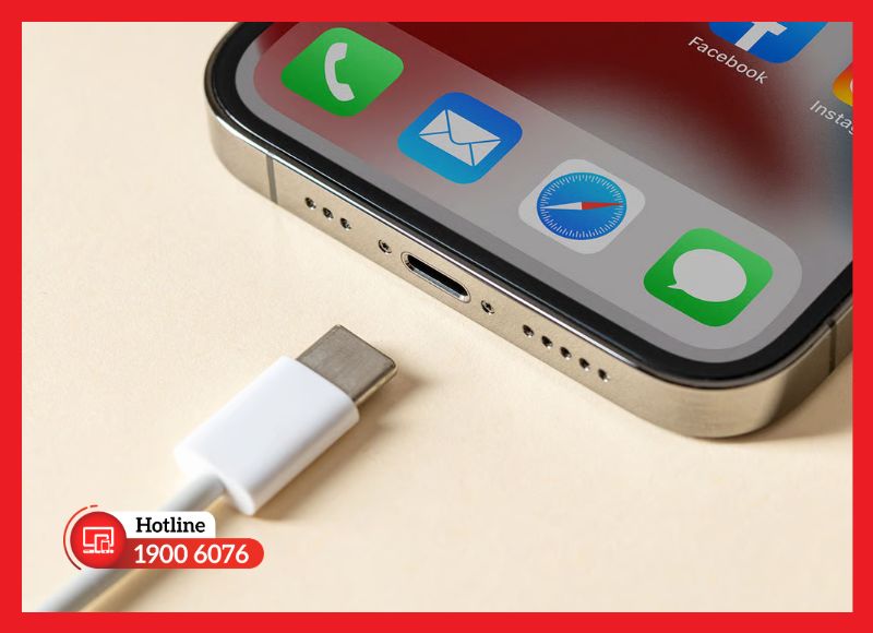 Kiểm tra phụ kiện sạc khi iPhone bị loạn cảm ứng