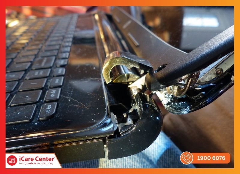 Va chạm mạnh khiến laptop bị gãy bản lề