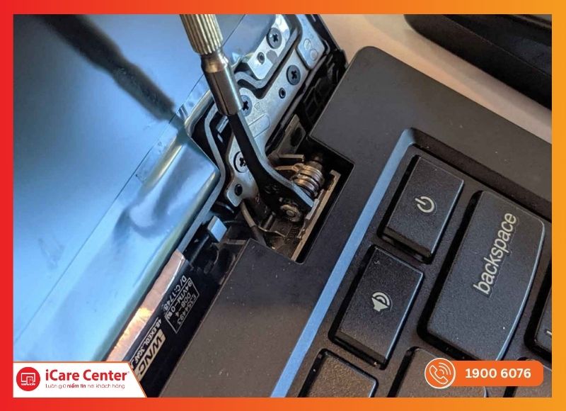 Gia cố bản lề laptop tại nhà bằng keo epoxy hoặc ốc vít