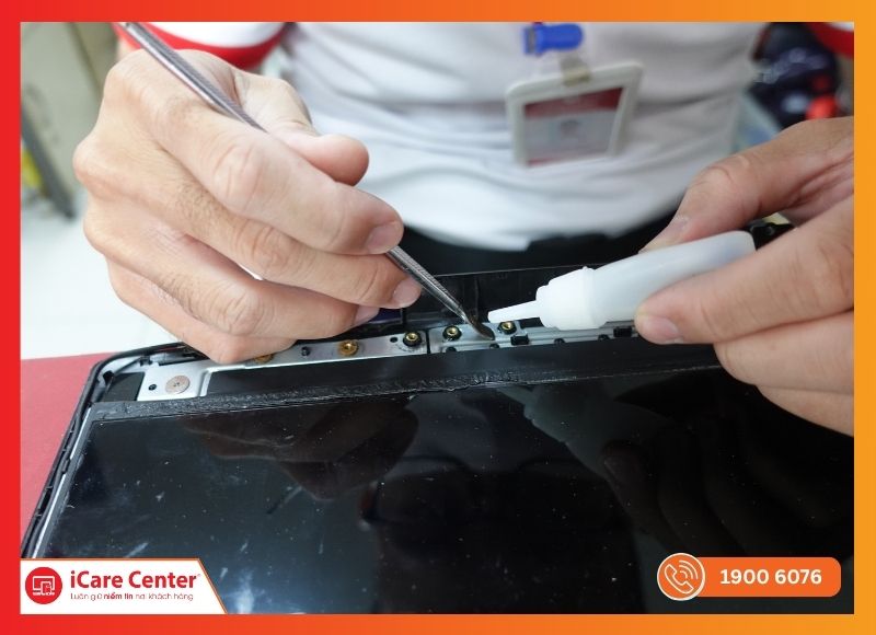 Kỹ thuật viên iCare Center sửa chữa và thay bản lề laptop chuyên nghiệp