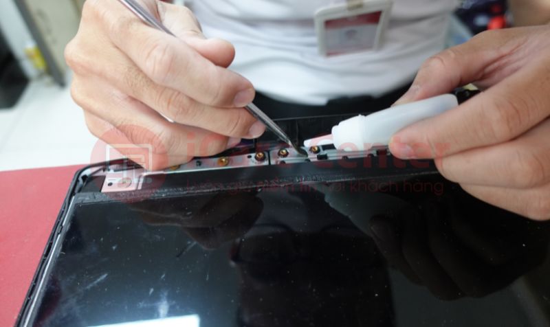 Vệ sinh sạch và dùng keo gia cố bản lề laptop bị gãy