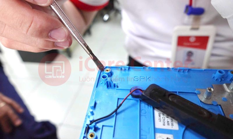 Lắp lại laptop và kiểm tra độ chắc chắn sau khi sửa bản lề