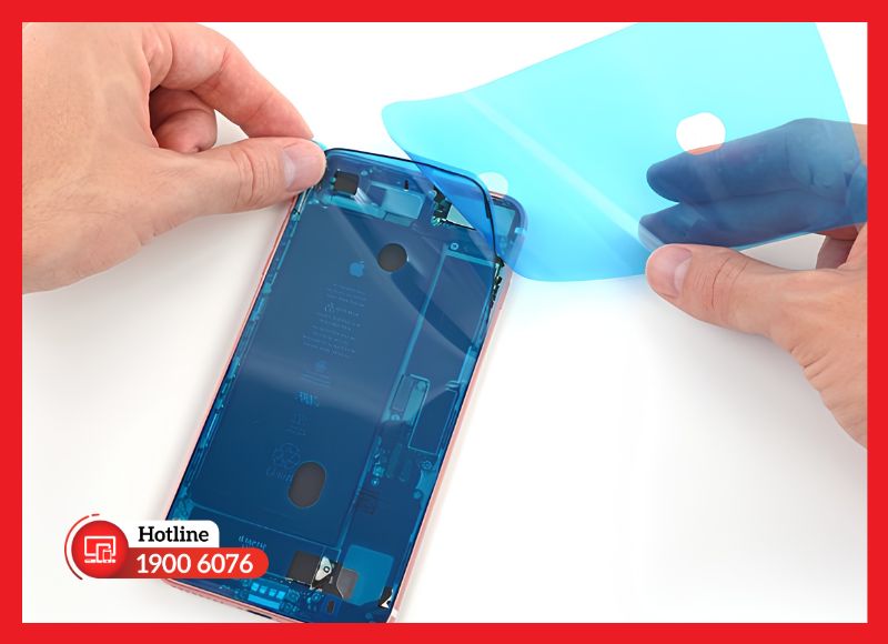 Dán lại keo chống nước giúp tăng độ kín sau khi thay pin